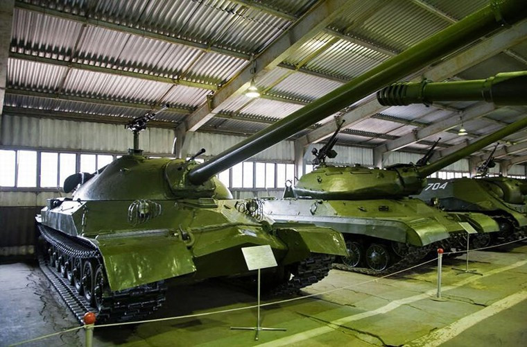 Và vẫn còn hàng trăm ý tưởng chế tạo vũ khí không tưởng khác được Liên Xô thực hiện trong suốt Chiến tranh Lạnh và nhiều ý tưởng trong số đó đã tạo tiền đề cho các mẫu vũ khí hiện đại của Nga say này. Trong ảnh là mẫu xe tăng hạng nặng IS-7 của Liên Xô trang bị đại bác 130mm với hệ thống nạp đạn tự động.