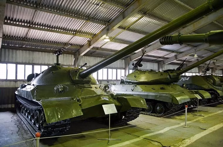 Và vẫn còn hàng trăm ý tưởng chế tạo vũ khí không tưởng khác được Liên Xô thực hiện trong suốt Chiến tranh Lạnh và nhiều ý tưởng trong số đó đã tạo tiền đề cho các mẫu vũ khí hiện đại của Nga say này. Trong ảnh là mẫu xe tăng hạng nặng IS-7 của Liên Xô trang bị đại bác 130mm với hệ thống nạp đạn tự động.