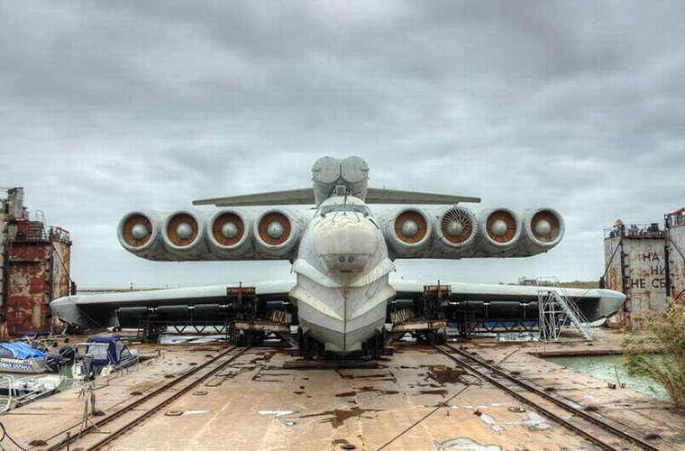 Chưa dừng ở lại đó các thiết kế sư Liên Xô còn nảy ra ý tương lai ghép tàu đổ bộ khí đệm với thủy phi cơ cho ra đời mẫu phương tiện Ekranoplan sử dụng hiệu ứng mặt đất để di chuyển trên mặt nước. Cùng với đó là sự ra đời của “Quái vật biển Caspian” Ekranoplan vũ trang lớp Lun.