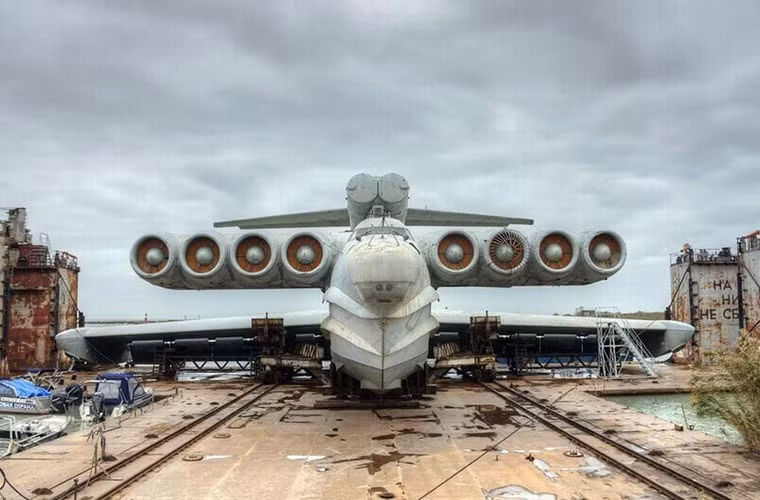 Chưa dừng ở lại đó các thiết kế sư Liên Xô còn nảy ra ý tương lai ghép tàu đổ bộ khí đệm với thủy phi cơ cho ra đời mẫu phương tiện Ekranoplan sử dụng hiệu ứng mặt đất để di chuyển trên mặt nước. Cùng với đó là sự ra đời của “Quái vật biển Caspian” Ekranoplan vũ trang lớp Lun.