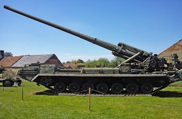 Một mẫu pháo tự hành khác của Liên Xô nằm trong danh sách này là 2S7 Pion 203mm tất nhiên nó cũng có khả năng triển khai vũ khí hạt nhân chiến thuật.