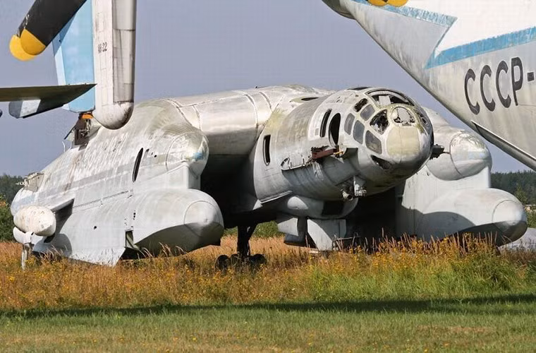 Những gì còn sót lại của mẫu máy bay Bartini Beriev VVA-14 được thiết kế cho mục đích đổ bộ đường biển do Liên Xô phát triển từ những năm 1970. Nhìn nó không khác gì tàu du hành không gian trong các bộ phim viễn tưởng.