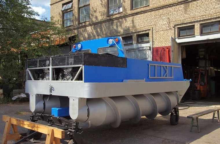 Một thiết kế phương tiện lưỡng cư khác do ZiL phát triển là ZiL-29061 điểm đặc biệt của nó là không sử dụng bánh lốp hay khung gầm bánh xích để di chuyển mà sử dụng hai trục xoay như hai mũi khoan để di chuyển trên cạn lẫn trên mặt nước.