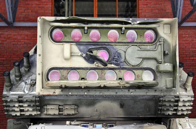 Hay xa hơn là tổ hợp pháo laser tự hành 1k17 Szhatie đầy tham vọng của Liên Xô, được kỳ vọng sẽ vô hiệu hóa mọi thiết bị điện tử của đối phương chỉ trong một lần bắn duy nhất. Tuy nhiên dù đi trước nhưng người Nga lại về sau Mỹ trong cuộc đua vũ khí laser.