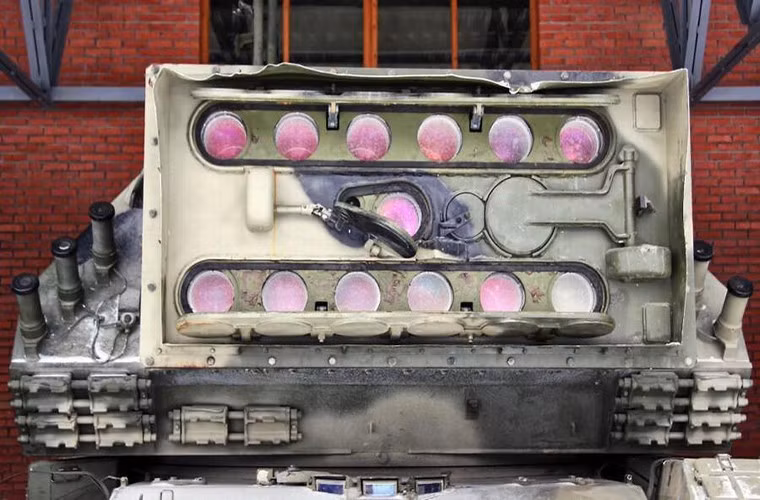 Hay xa hơn là tổ hợp pháo laser tự hành 1k17 Szhatie đầy tham vọng của Liên Xô, được kỳ vọng sẽ vô hiệu hóa mọi thiết bị điện tử của đối phương chỉ trong một lần bắn duy nhất. Tuy nhiên dù đi trước nhưng người Nga lại về sau Mỹ trong cuộc đua vũ khí laser.