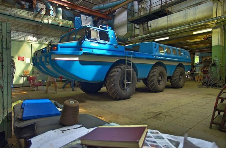 Tờ Sina của Trung Quốc từng viết, các thiết kế sư vũ khí Liên Xô và sau này là Nga luôn có những ý tưởng thiết kế vũ khí độc đáo của riêng mình nhưng không phải lúc nào các ý tưởng này cũng có thể áp dụng vào trong thực tế. Trong ảnh là phương tiện di chuyển lưỡng cư ZiL-49065 "Bluebird" được thiết kế để hổ trợ phi hành đoàn tàu vũ trụ Soyuz TMA-2 sau khi đáp xuống Trái Đất bằng.