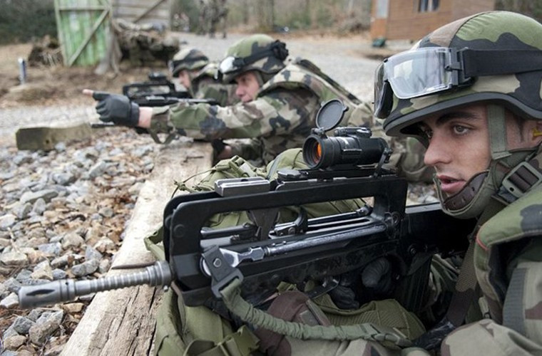 FAMAS hoạt động theo nguyên tắc nạp đạn tự động trên cơ sở sử dụng áp lực khí thuốc nổ lên đáy buồng đạn để đẩy khóa nòng về sau và tống vỏ đạn ra ngoài, hay còn gọi là “blowback”. Súng có tốc độ bắn cực cao lên tới 1000 phát/phút, đây được coi là khẩu súng trường tấn công bắn nhanh nhất thế giới.