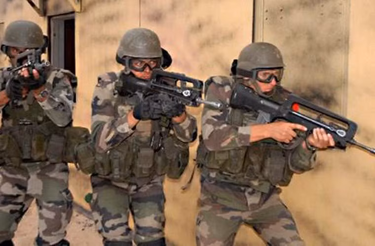 Súng FAMAS có một cửa sổ di động để kiểm soát việc tống vỏ đạn ra ngoài, bên phải, hoặc bên trái tùy thuộc vào sự thuận tay của xạ thủ. Tuy nhiên, FAMAS và dòng súng “bullpup” nói chung có một nhược điểm khá lớn là vị trí tống vỏ đạn ra ngoài gần với mắt của xạ thủ. Bởi thế khi bắn liên tục ở chế độ tự động, khói thuốc súng còn sót lại trong vỏ đạn khi bị tống ra ngoài ảnh hưởng nghiêm trọng đến mắt của xạ thủ.