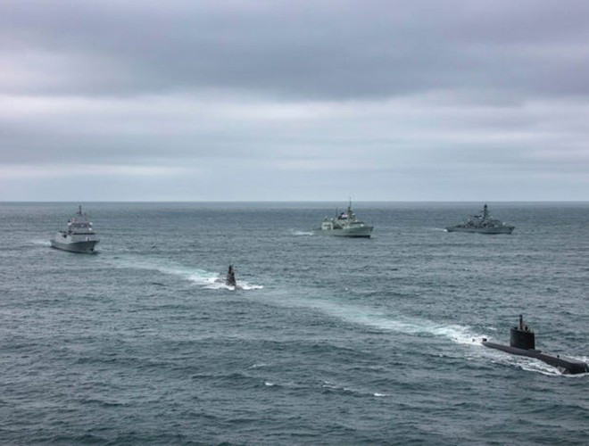 Tàu ngầm và máy bay đảm nhận phần lớn nhiệm vụ săn ngầm nhưng Hải quân Mỹ gần đây cũng đã đầu tư nhiều hơn vào tàu mặt nước.