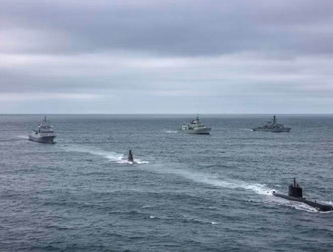 Tàu ngầm và máy bay đảm nhận phần lớn nhiệm vụ săn ngầm nhưng Hải quân Mỹ gần đây cũng đã đầu tư nhiều hơn vào tàu mặt nước.