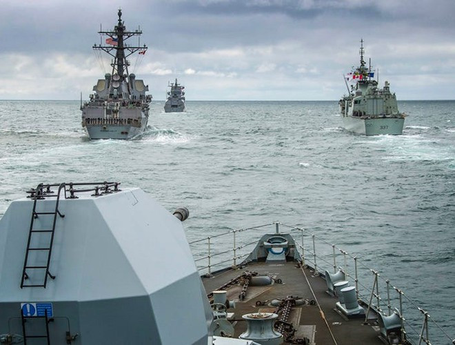 Ngoài ra, phát hiện tàu ngầm bao giờ cũng là nhiệm vụ khó khăn. Kỹ năng đọc máy quét sóng âm phát hiện vị trí tàu ngầm không thể có được trên mô hình máy tính, mà phải xuất phát từ thực tế, sỹ quan chỉ huy Kendall nói.