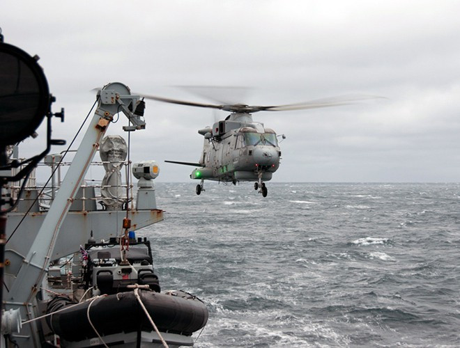 Trong Chiến tranh Lạnh, khu vực Greenland-Iceland-Anh là một điểm tiếp giáp quan trọng giữa hạm đội Nga và Đại Tây Dương. Chỉ cần vượt qua được nó, tàu ngầm hạt nhân của Nga có thể lẩn khuất trong lòng Đại Tây Dương để có thể theo dõi tên lửa đạn đạo của Mỹ hoặc đe dọa bờ biển nước này.