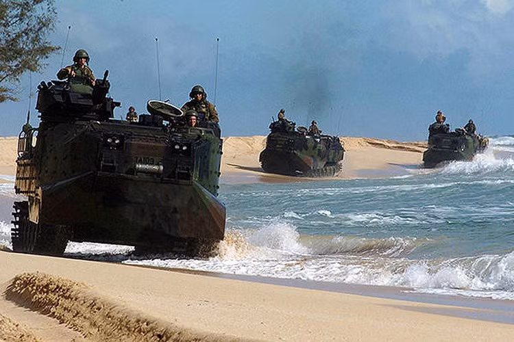 7 lính thủy đánh bộ được giải cứu và một người được xác nhận thiệt mạng, trong khi 1 lính hải quân và 7 lính thủy đánh bộ vẫn mất tích sau hơn một ngày tìm kiếm.