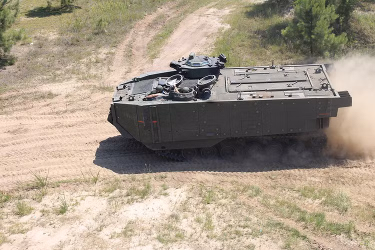 "Họ thông báo với đơn vị rằng nước đang tràn vào xe. Hai chiếc AAV-7A1 đồng đội và một xuồng cứu hộ đã lập tức hỗ trợ", tướng Joseph Osterman, chỉ huy Lực lượng Viễn Chinh số 1 thủy quân lục chiến Mỹ, cho hay, chiếc xe gặp nạn thuộc biên chế Đơn vị viễn chinh số 15.