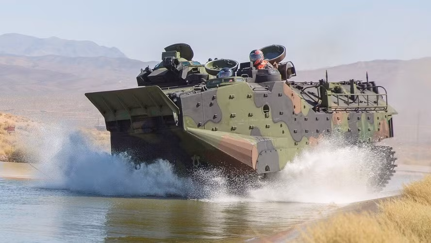 Hỏa lực hỗ trợ xe bọc thép lội nước này cũng rất mạnh, xe có thể trang bị súng phóng lựu liên thanh Mk-19 dùng cỡ đạn 40mm, cho tầm sát thương khủng khiếp; đại liên M2HB hoặc súng máy M240D cũng được trang bị để hỗ trợ việc đổ quân.