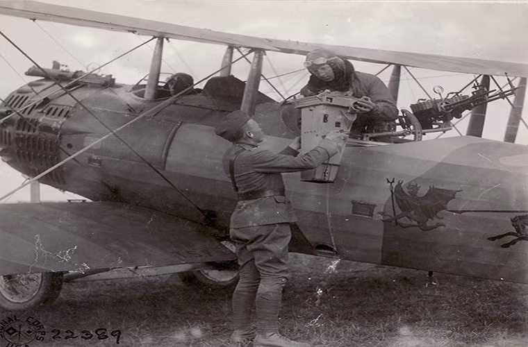 Cùng với sự phát triển của khoa học công nghệ những bức ảnh chụp từ trên cao ngày nay ngày càng rõ nét và chi tiết hơn bao giờ hết, chúng có thể được chụp bằng nhiều loại phương tiện khác nhau như máy bay, phương tiện bay không người lái, vệ tinh hay cả từ khinh khí cầu. Đây cũng là một phát minh quân sự được ứng dụng rộng rãi nhất trong lĩnh vực dân sự khác nhau.