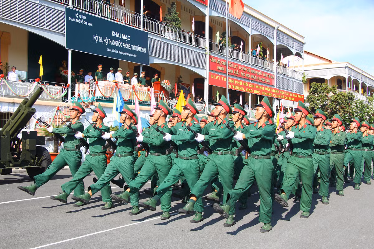 Nhieu ''bong hong'' tham gia hoi thao quoc phong Bo Tu lenh TP HCM-Hinh-16