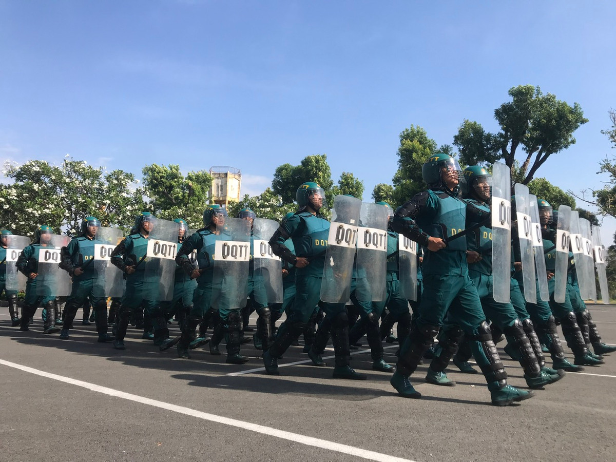 Nhieu ''bong hong'' tham gia hoi thao quoc phong Bo Tu lenh TP HCM-Hinh-11