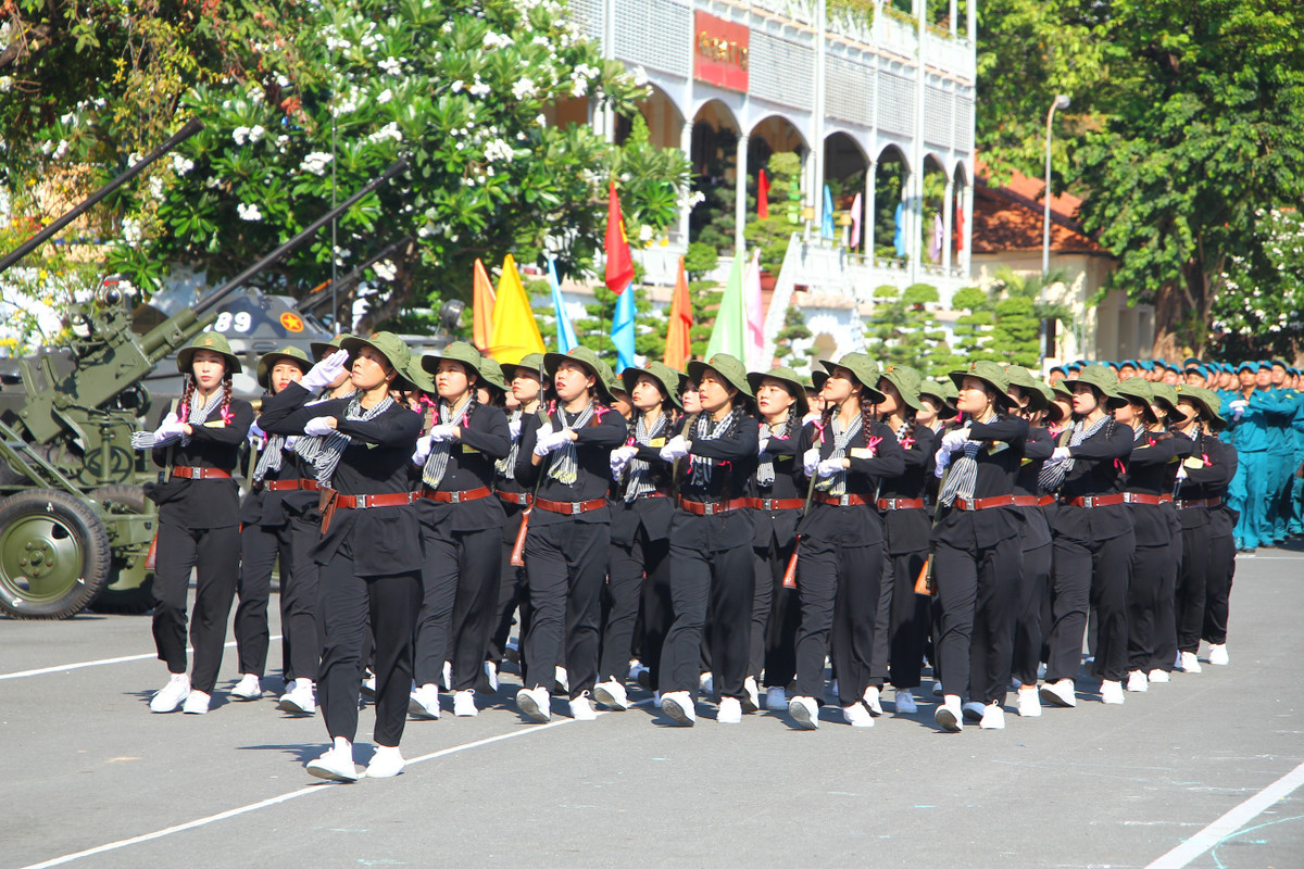 Nhieu ''bong hong'' tham gia hoi thao quoc phong Bo Tu lenh TP HCM-Hinh-13