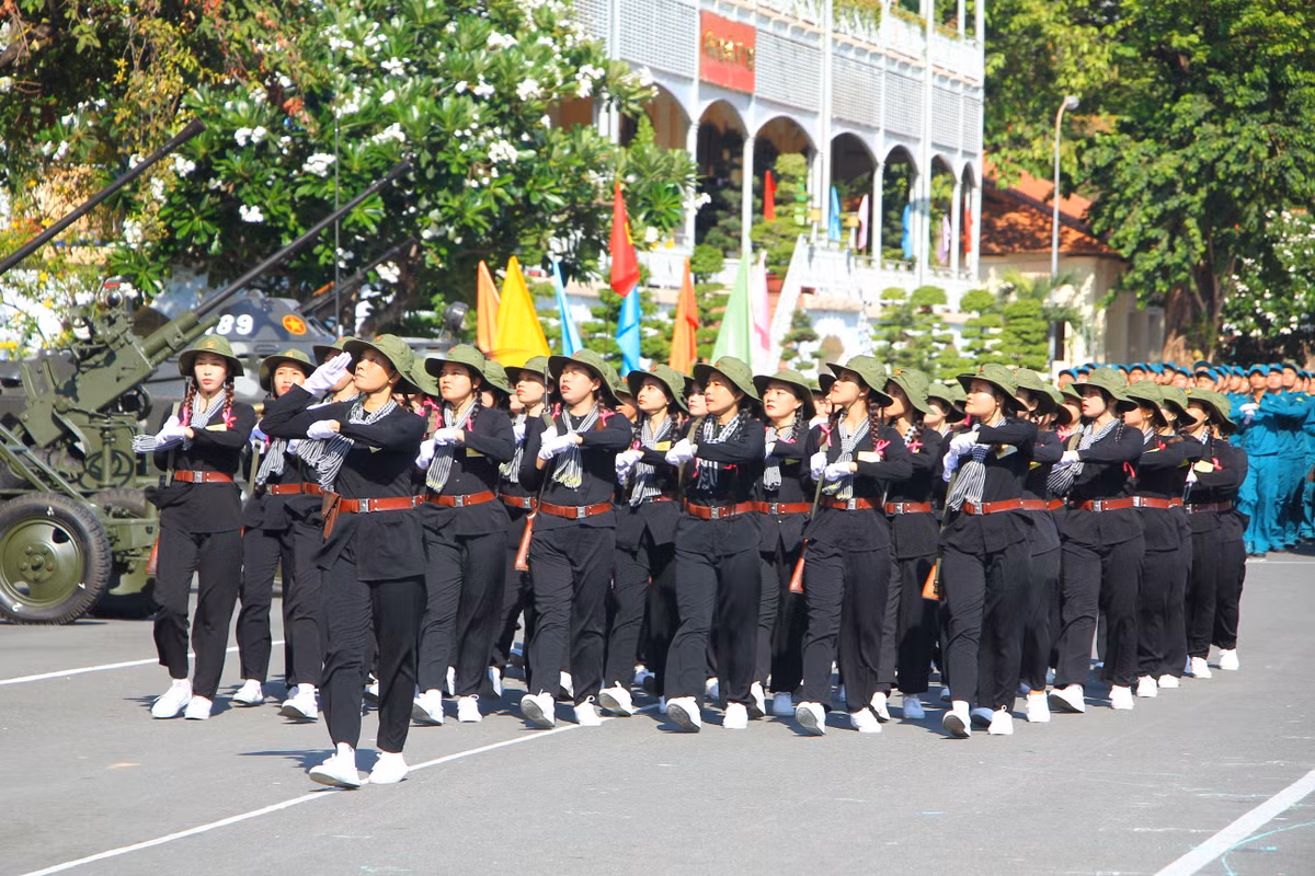 Nhieu ''bong hong'' tham gia hoi thao quoc phong Bo Tu lenh TP HCM-Hinh-13