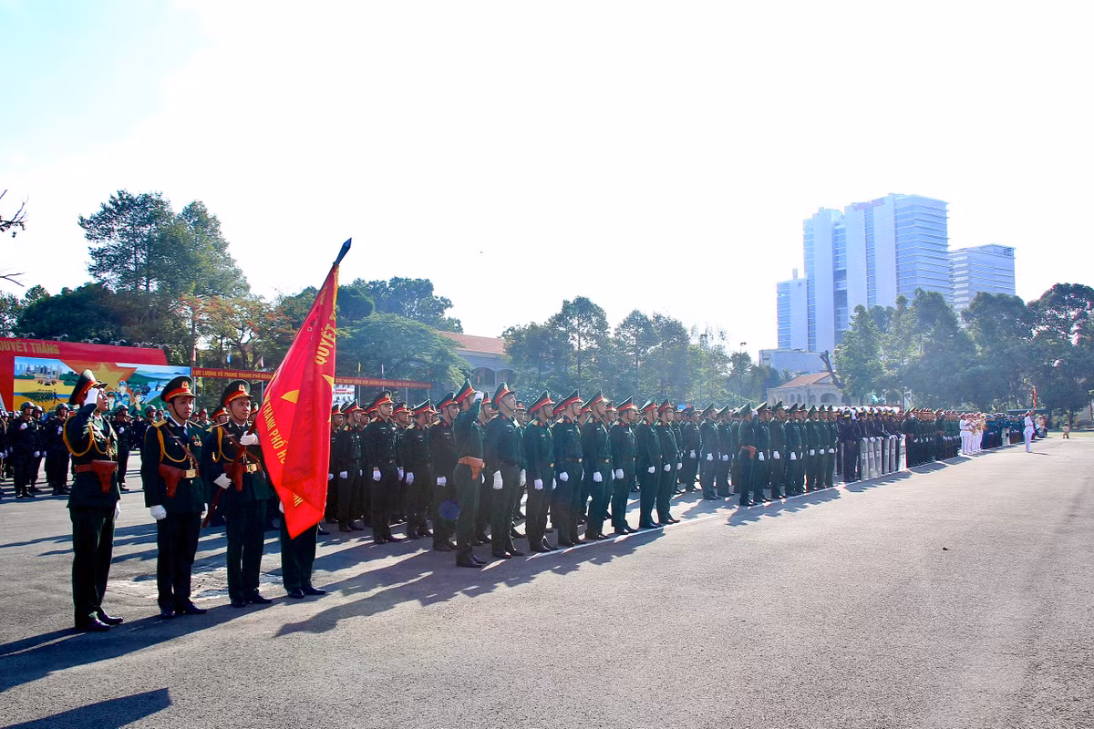 Nhieu ''bong hong'' tham gia hoi thao quoc phong Bo Tu lenh TP HCM-Hinh-3