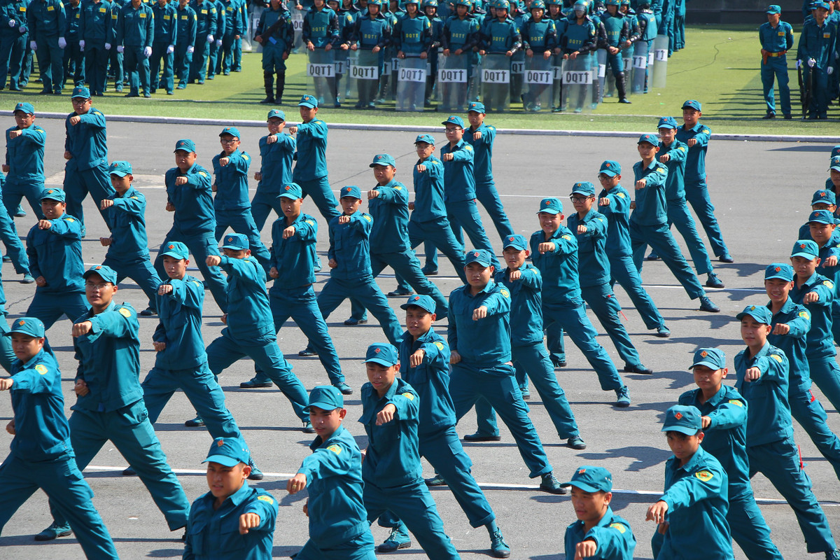 Nhieu ''bong hong'' tham gia hoi thao quoc phong Bo Tu lenh TP HCM-Hinh-7