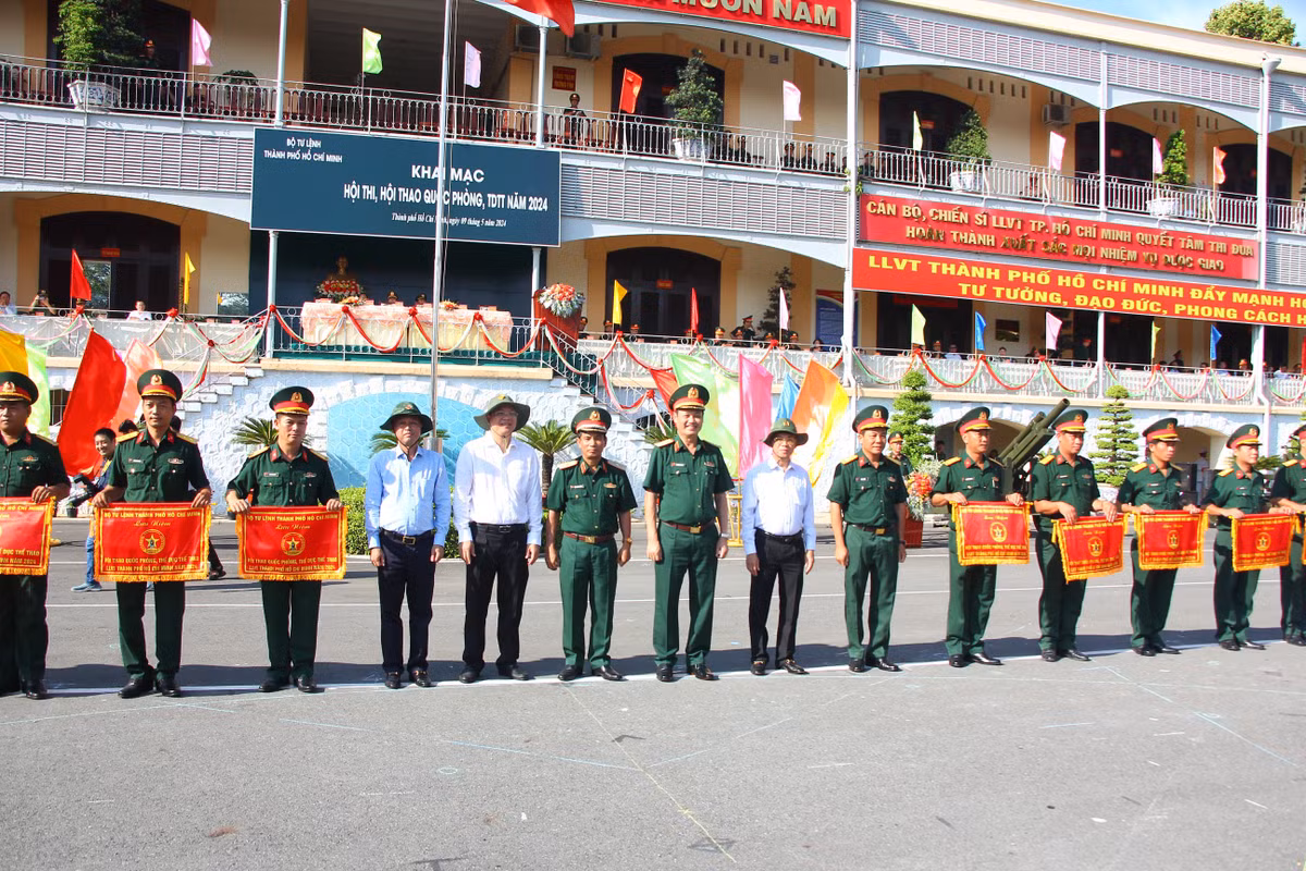 Nhieu ''bong hong'' tham gia hoi thao quoc phong Bo Tu lenh TP HCM-Hinh-2