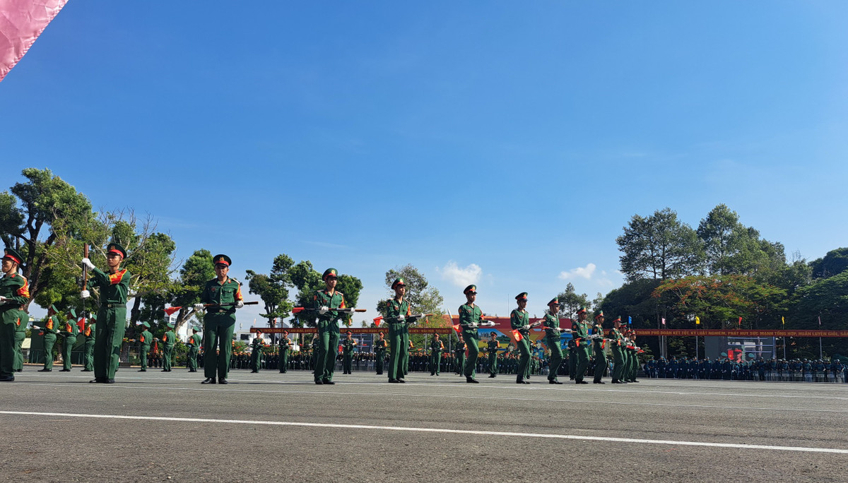 Nhieu ''bong hong'' tham gia hoi thao quoc phong Bo Tu lenh TP HCM-Hinh-17