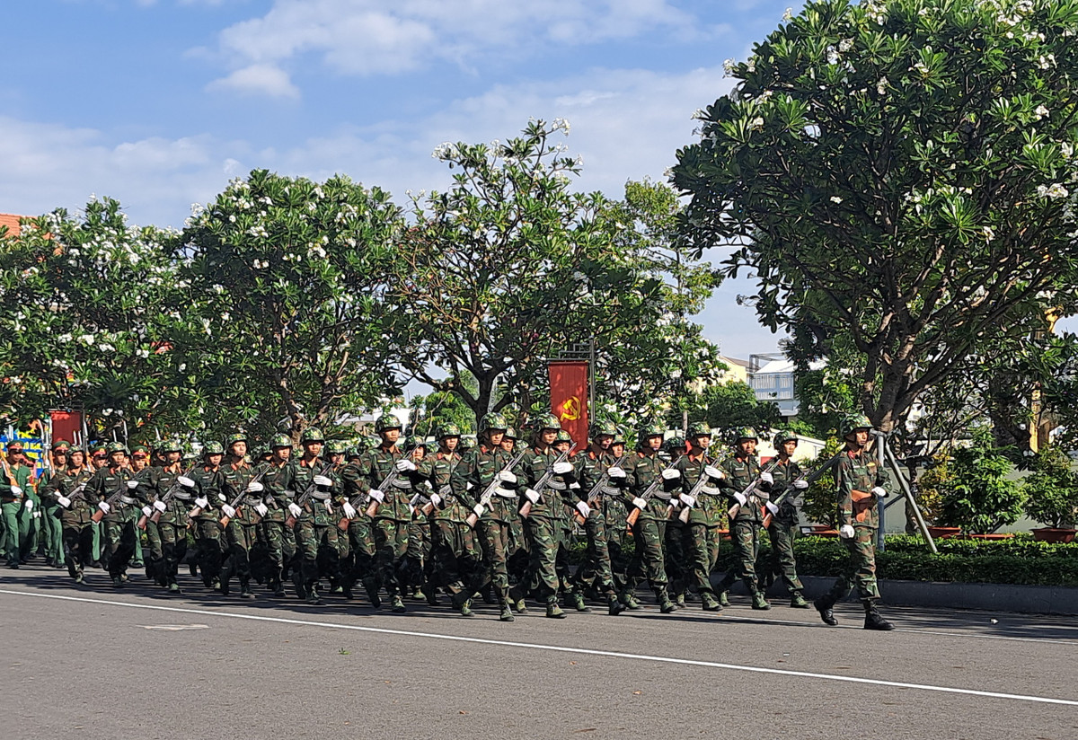 Nhieu ''bong hong'' tham gia hoi thao quoc phong Bo Tu lenh TP HCM-Hinh-4