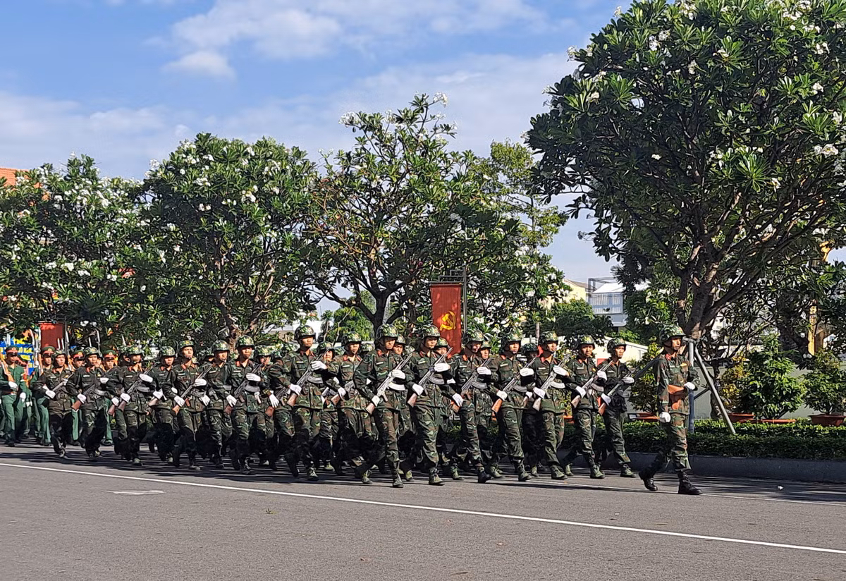 Nhieu ''bong hong'' tham gia hoi thao quoc phong Bo Tu lenh TP HCM-Hinh-4