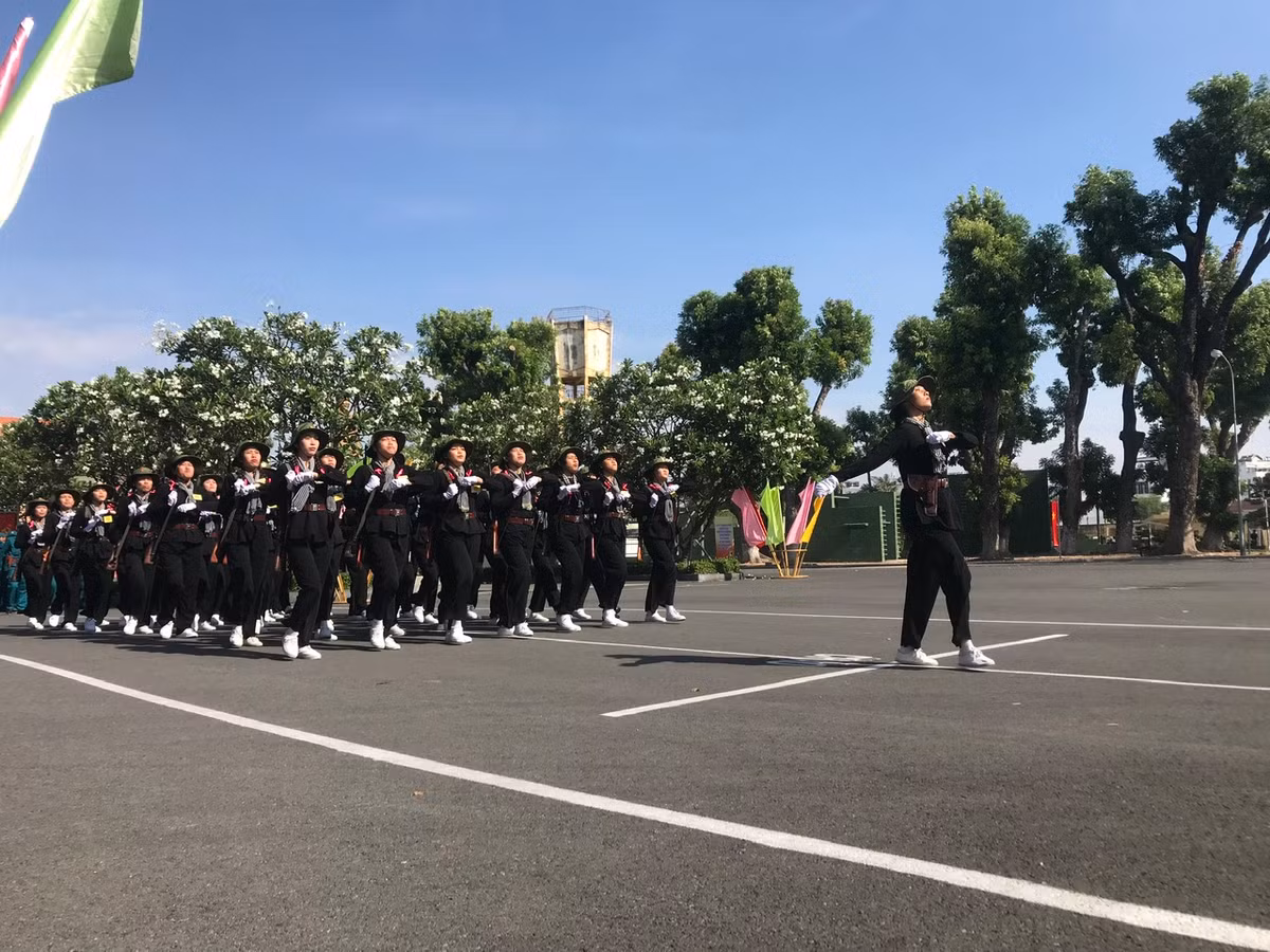 Nhieu ''bong hong'' tham gia hoi thao quoc phong Bo Tu lenh TP HCM-Hinh-12