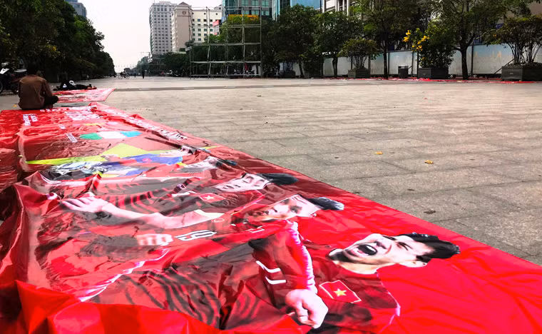 Băngrôn cổ động các cầu thủ U23 Việt Nam sẽ được treo khắp phố đi bộ Nguyễn Huệ.