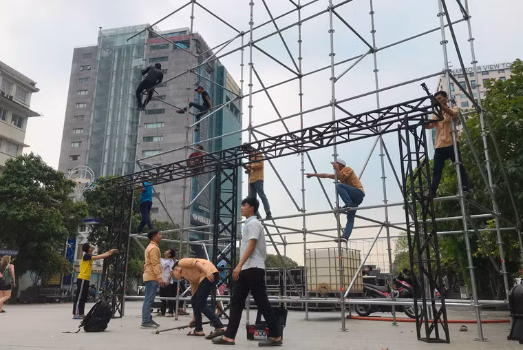 Được biết, ngay sau khi đội tuyển U23 Việt Nam vượt qua trận bán kết giành quyền vào chung kết làm nức lòng người dân cả nước và gây chấn động cả châu lục, TP.HCM đã quyết định lắp đặt hàng chục màn hình lớn tại phố đi bộ Nguyễn Huệ để phục vụ người dân xem trận chung kết.