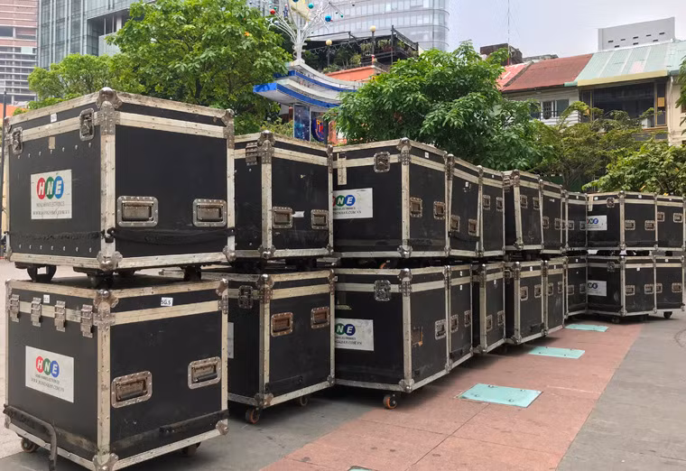Hàng nghìn thùng chứa màn hình Led được tập kết về phố đi bộ Nguyễn Huệ để lắp ráp.