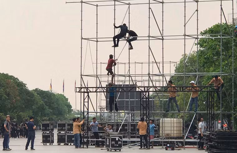 Có tất cả 10 màn hình Led (8m x 4,5m, tương đương hơn 350 inch) được bố trí dọc trên phố đi bộ Nguyễn Huệ, khoảng cách khoảng 50m/1 màn hình. Đặc biệt có một màn hình Led "khủng" (khoảng 1000 inch) được lắp đặt cuối phố đi bộ (đoạn giáp với đường Tôn Đức Thắng).