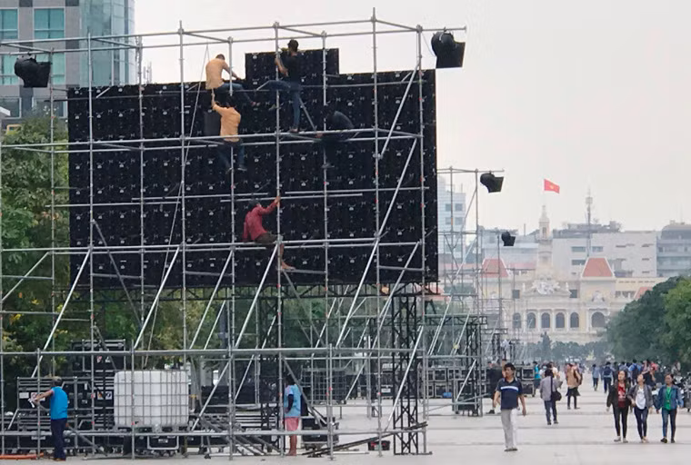 Không khí tất bật thi công lắp đặt hàng chục màn hình Led lớn để phục vụ trận chung kết bóng đá U23 Châu Á.