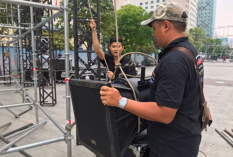 Hệ thống âm thanh hiện đại cũng được khẩn trương lắp đặt để phục vụ người dân thưởng thức trận chung kết "trong mơ".