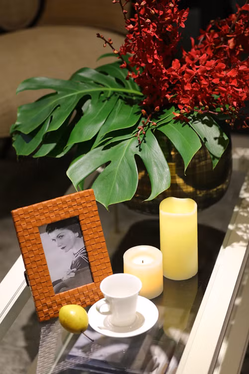 Góc trang trí với các món đồ lưu niệm nhỏ nhưng xinh xắn.