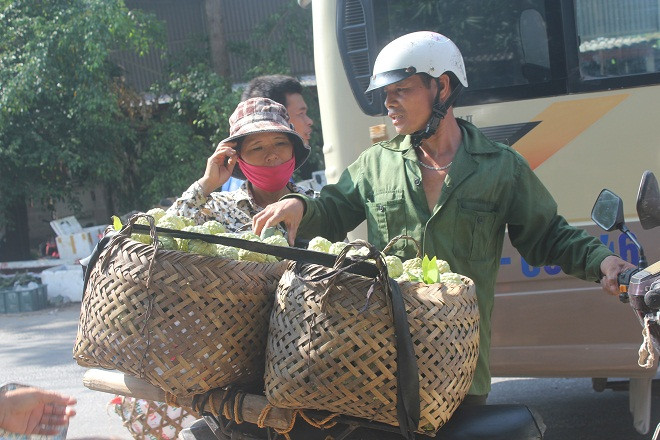 Không khó để bắt gặp người gánh theo hai thúng na nặng khoảng 40kg mang ra chợ bán. Ảnh: Lao động.