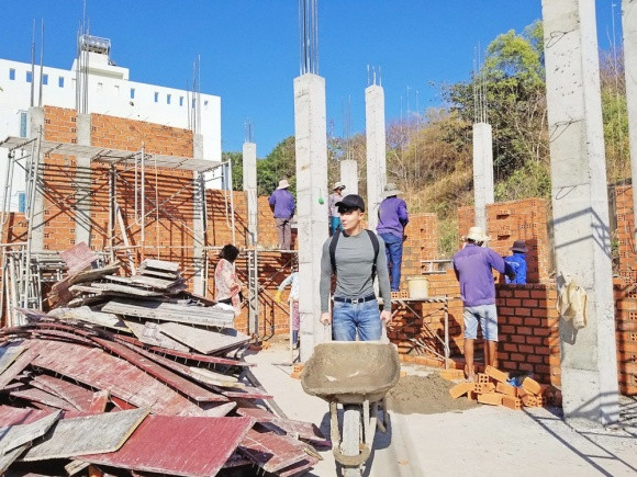 Những bức tường đang được xây. Ảnh: NLĐ.