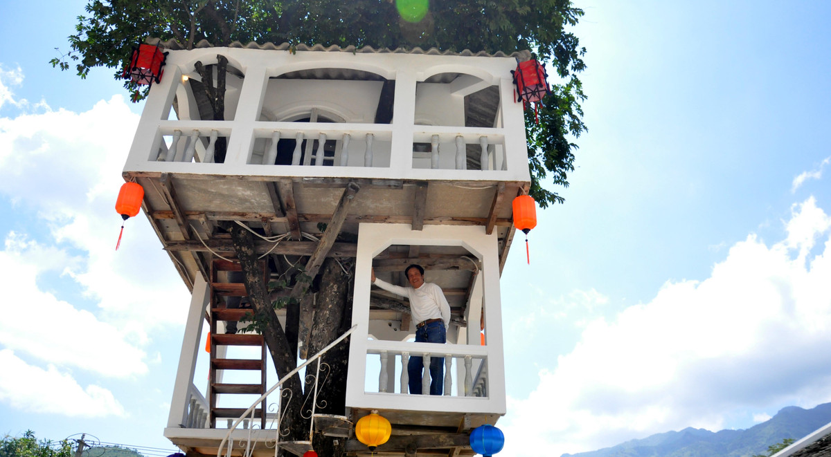 Vật liệu được ông chọn để xây nhà phần lớn là đồ cũ tái sử dụng. Ảnh: Doisongphaply.