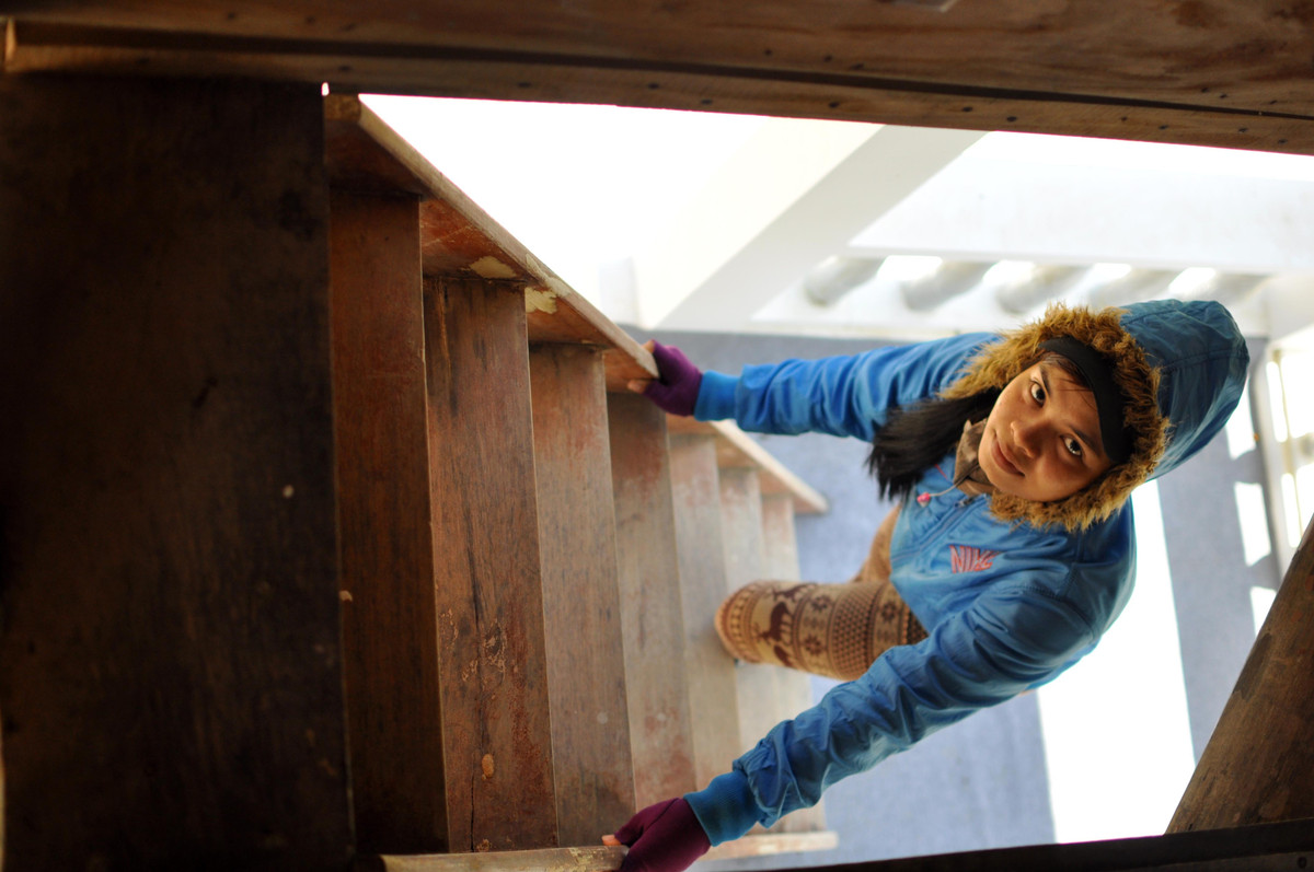 Và cầu thang gỗ dẫn lên tầng 2. Ảnh: Doisongphaply.