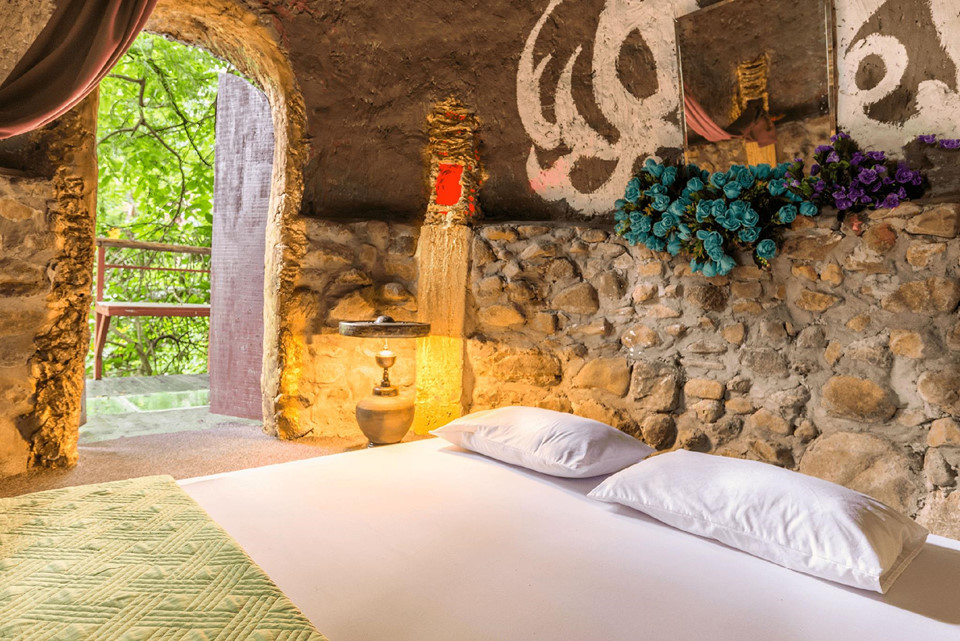 Phòng ngủ đậm chất nghệ thuật có hướng nhìn ra vườn cây xanh mướt. Ảnh: Zing.