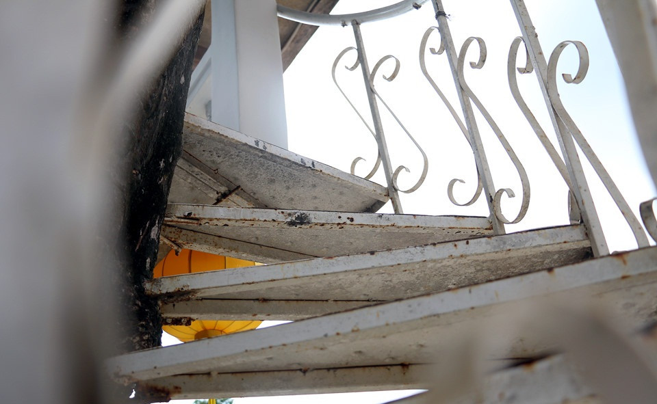 Ở tầng 1, ngôi nhà sử dụng hệ thống cầu thang bằng sắt. Ảnh: Zing.