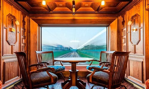 Phần lớn nội thất bên trong được làm bằng chất liệu gỗ quý như gỗ hồng mộc, gỗ thích với thiết kế tỉ mỉ đến từng chi tiết.