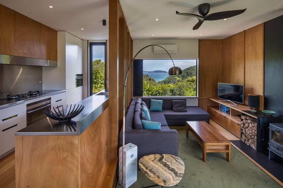 Phòng khách nhỏ thiết kế mở với nội thất đơn giản.