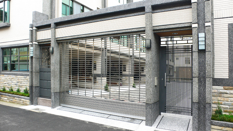 Cửa cuốn lưới song ngang tạo sự thông thoáng mà vẫn đảm bảo an toàn. Ảnh: Suacuacuonsg.