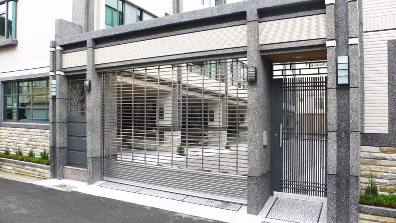 Cửa cuốn lưới song ngang tạo sự thông thoáng mà vẫn đảm bảo an toàn. Ảnh: Suacuacuonsg.