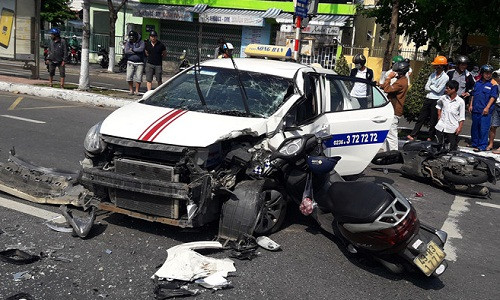 Hiện trường vụ tai nạn khiến 5 người nhập viện cấp cứu. Ảnh: Anh Dũng.