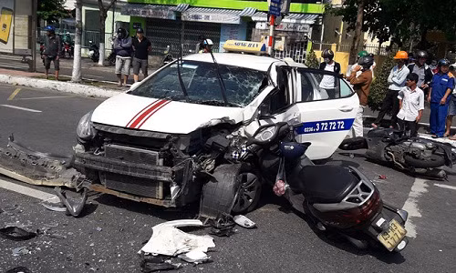 Hiện trường vụ tai nạn khiến 5 người nhập viện cấp cứu. Ảnh: Anh Dũng.